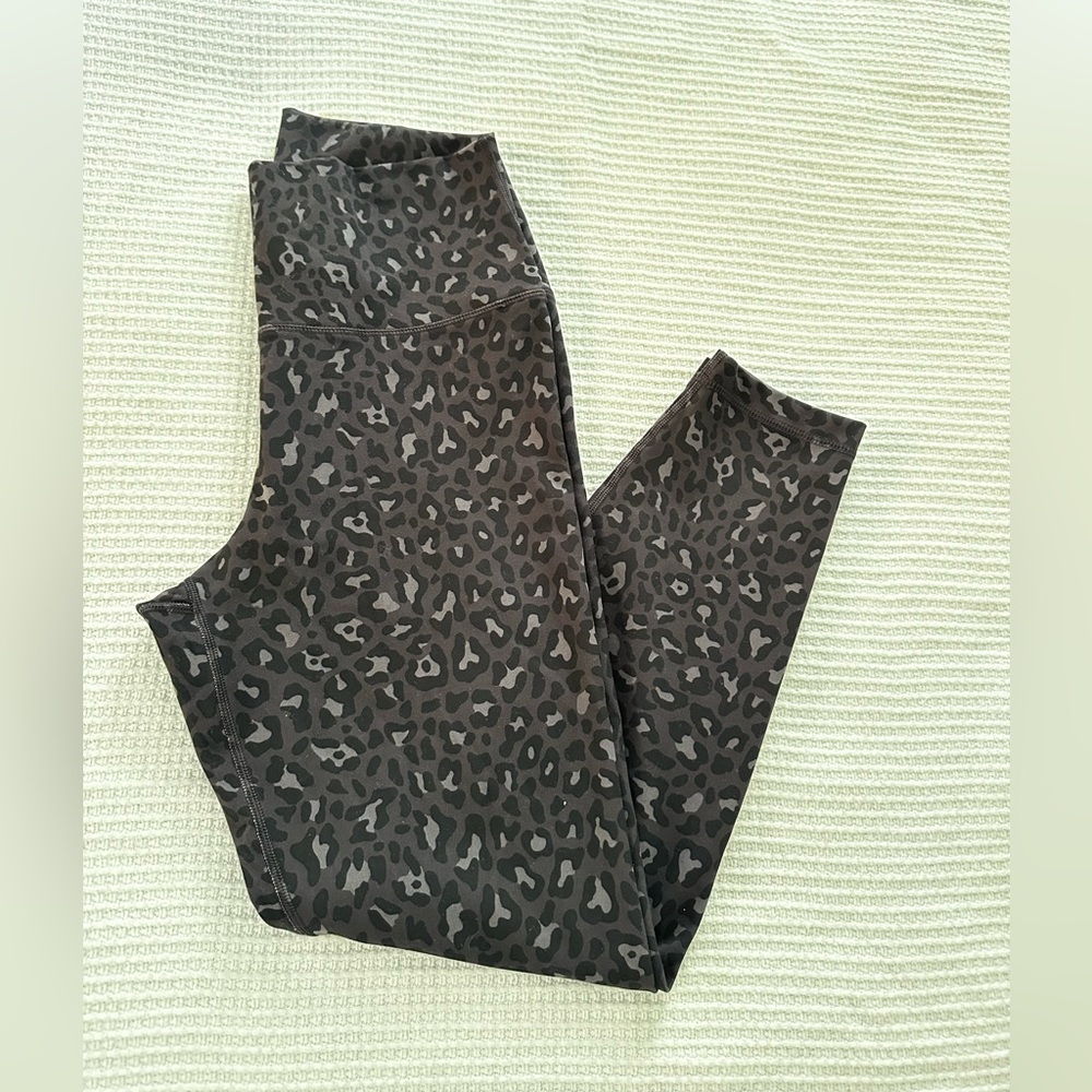 Yogalicious Women’s Lux Everyday Leggings in Gray Leopard Print size Large